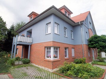 Mehrfamilienhaus in Holzrahmenbauweise mit Klinker- und Holzfassade 