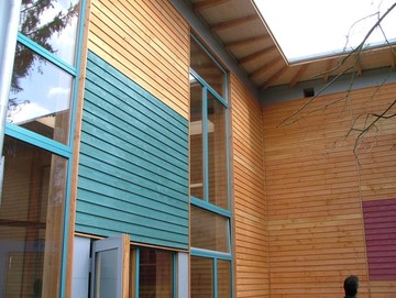 Waldorfschule in Holzrahmenbauweise mit Holzfassade  