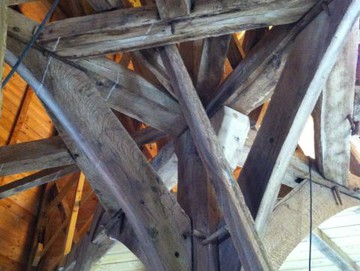 Glockenstuhl der Kirche in Rahden