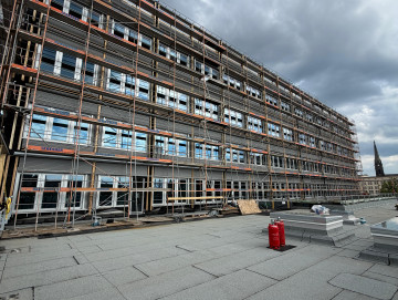 Bürogebäude mit Produktionshalle der Firma EcoCool aus Holz