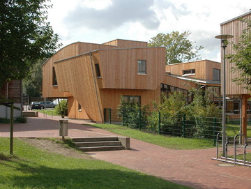 Schule in Holzrahmenbau mit Lärchenholzfassade 