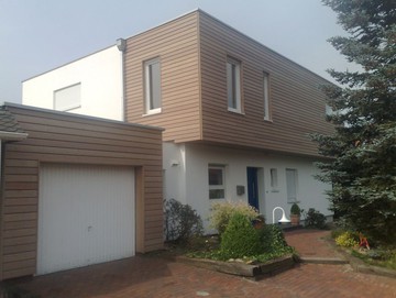 Anbau und Aufstockung in Holzrahmenbau mit Holzfassade