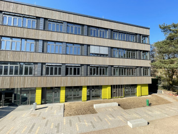 Bürogebäude mit Produktionshalle der Firma EcoCool aus Holz