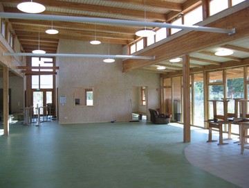Innenansicht der aktiven Schule Frankfurt mit viel sichtbarem Holz