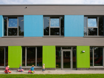 Bunt gestaltete Holzfassade der KiTa kleiner Gallier in Holzrahmenbauweise 