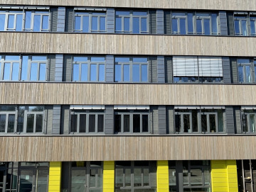 Bürogebäude mit Produktionshalle der Firma EcoCool aus Holz